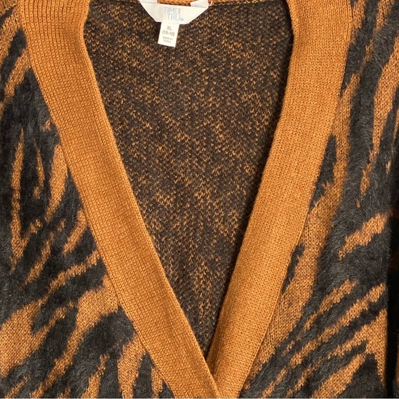 Women’s XL Animal Print Fuzzy Knit Long Cardigan Sweater Grunge Indie Grandpa - Picture 7 of 7